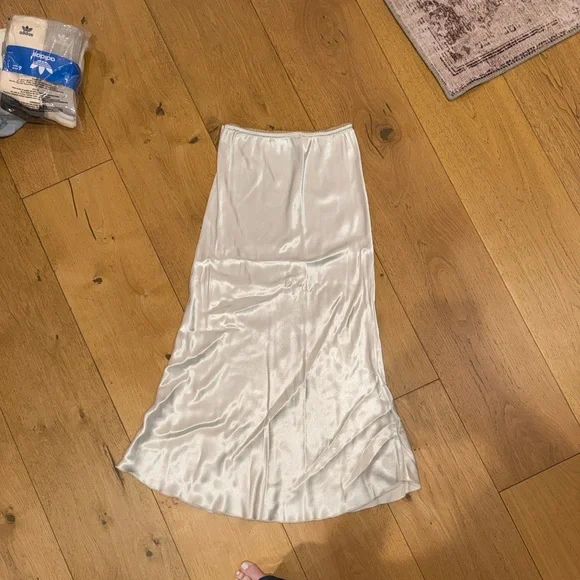 Chic Cream Maxi Skirt - Picture 2 of 3